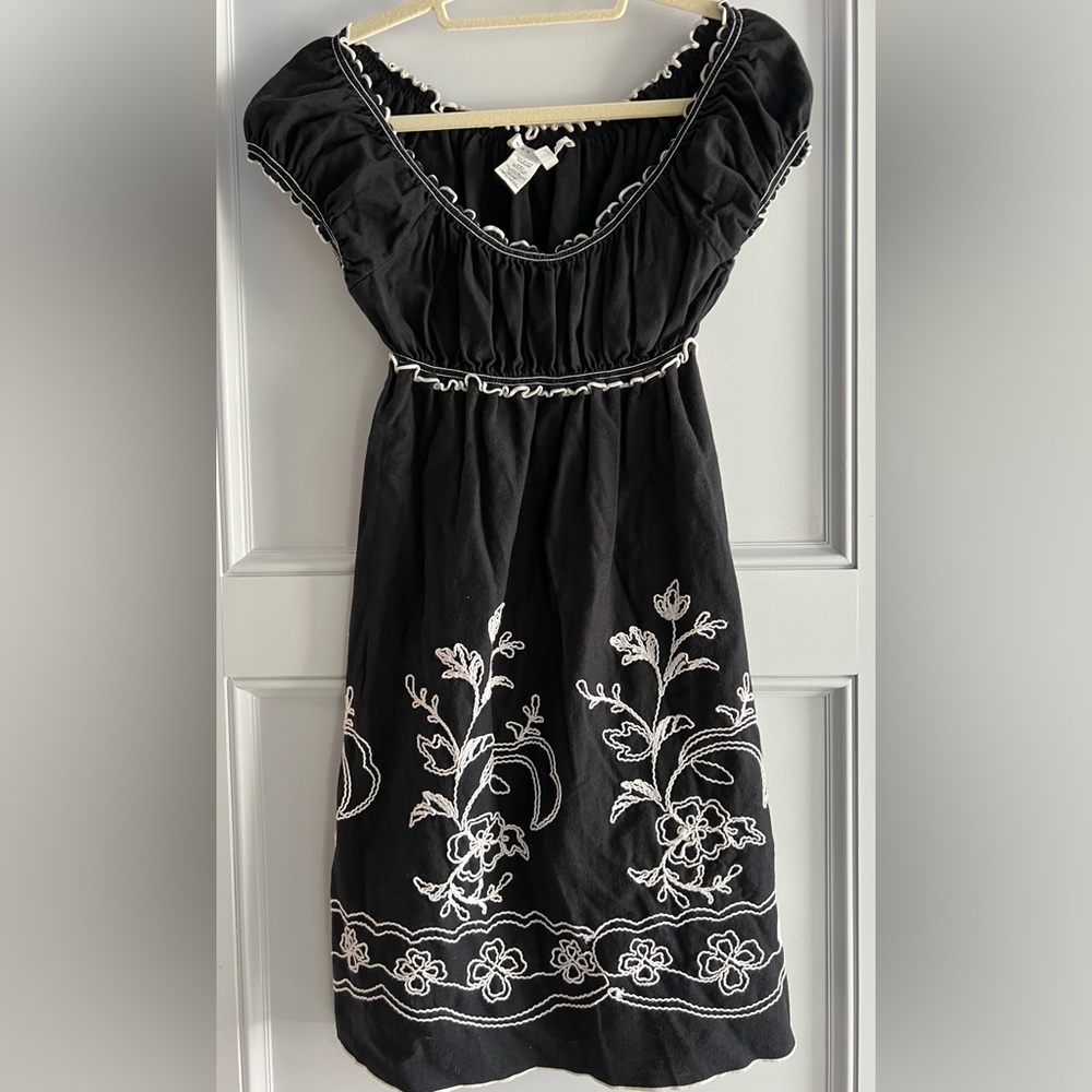 Max Studio cap sleeve, lined, embroidered black dress - Size Small